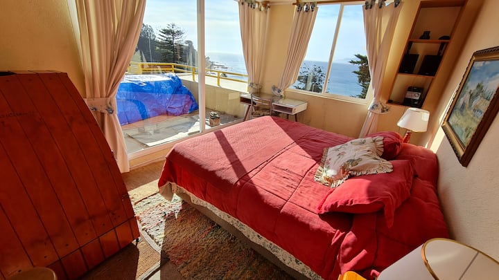 Spálňa v apartmáne na 9. poschodí.
Môžete vidieť osobnú saunu a písací stôl, aby ste mohli pohodlne riešiť pracovné témy.