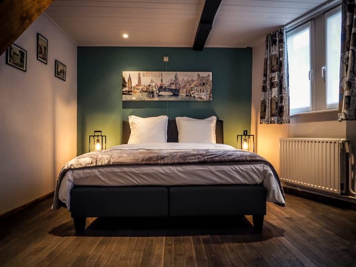 Master bedroom, queen size, wardrobe