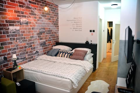 Loftly - Modern Central Apartment in Novi Sad