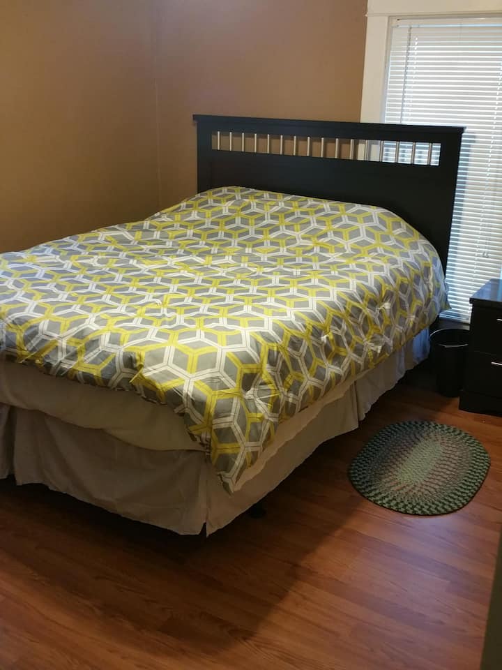 Na katu je bračni krevet (širine 150-179 cm) - TV i stropni ventilator