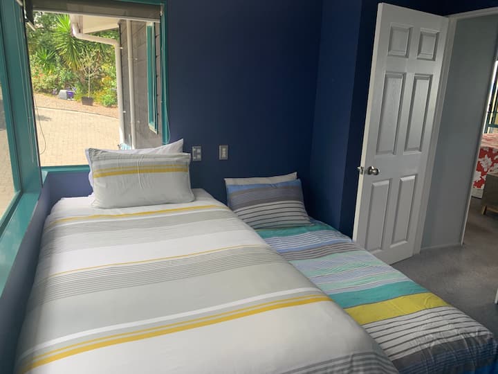 كينج سينجل مع ترندلر.   لمحة عن غرفة النوم الرئيسية.