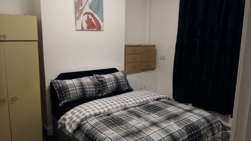 Cozy Three Bedroom Home Media City/ Free Beverages gallery image 4