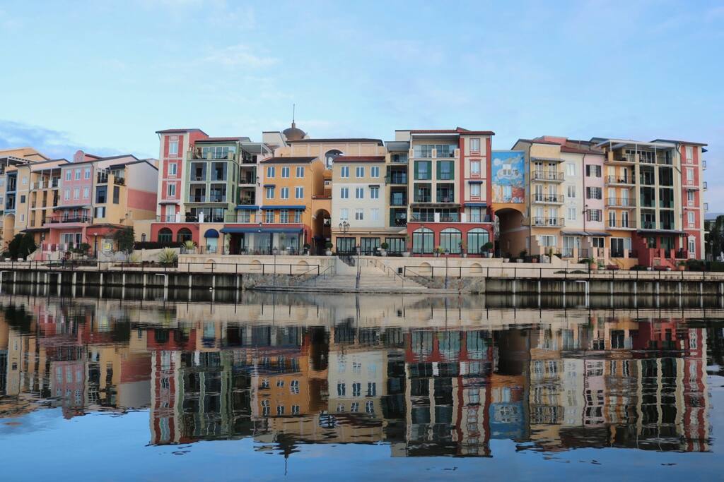 Nearby Emerald Lakes, with cafes and beautiful walking tracks around the lake.