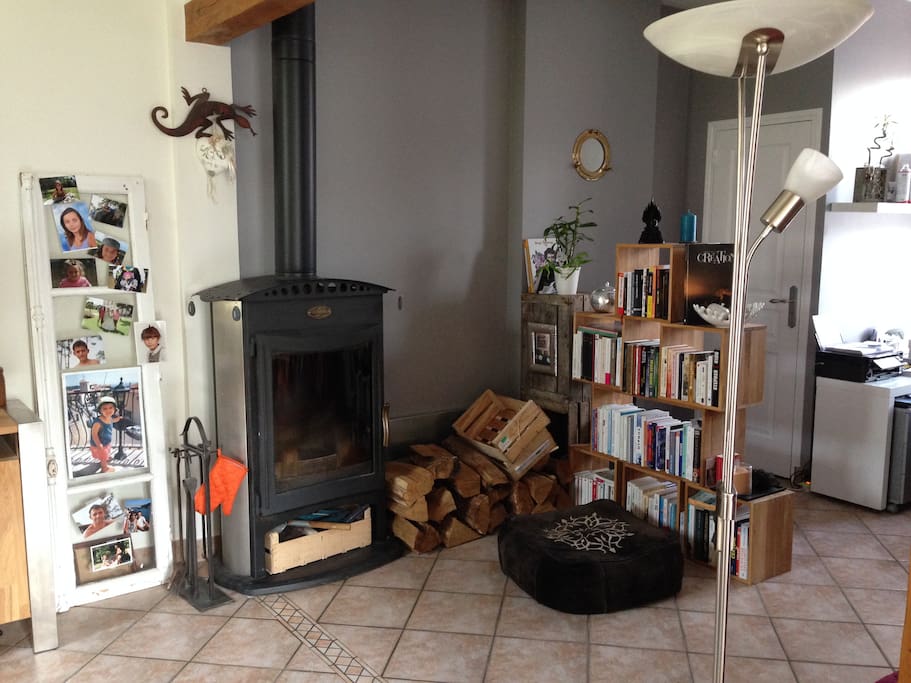 Un moment de détente auprès du feu