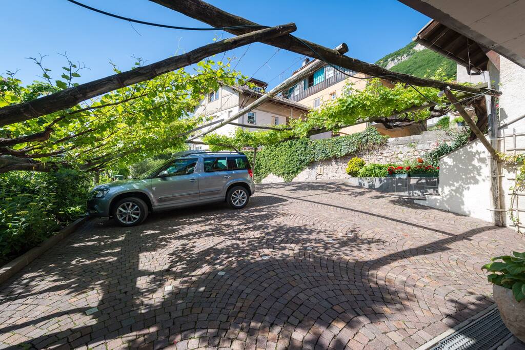 Unser Parkplatz-il nostro parcheggio-our car park