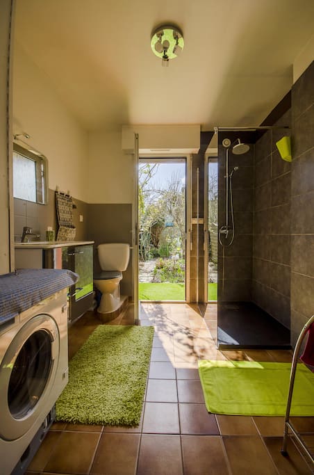 salle de bain avec douche à l'italienne donnant sur le jardin.