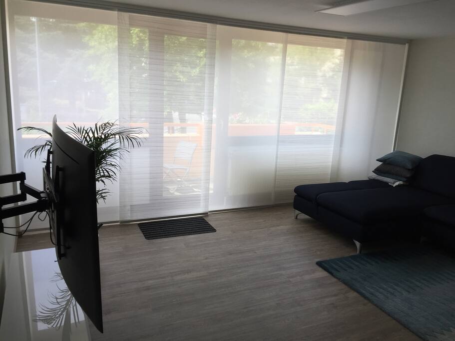 Große Fensterfront zur Terrasse