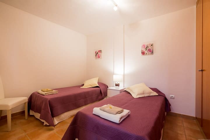 Cozy single beds, deep sleep.<br>Lits simples douillets, sommeil profond.<br>Acogedoras camas individuales, sueño profundo.