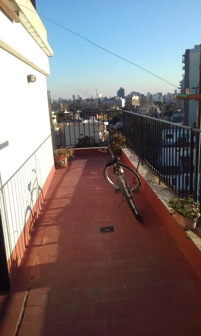 Amplia terraza con bici a compartir.