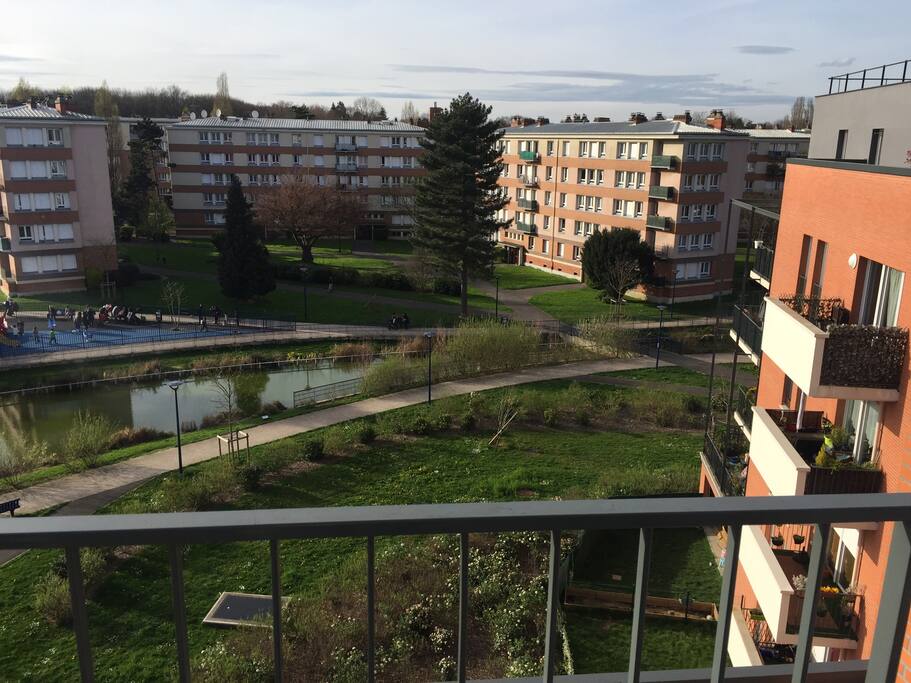 En bas de chez moi