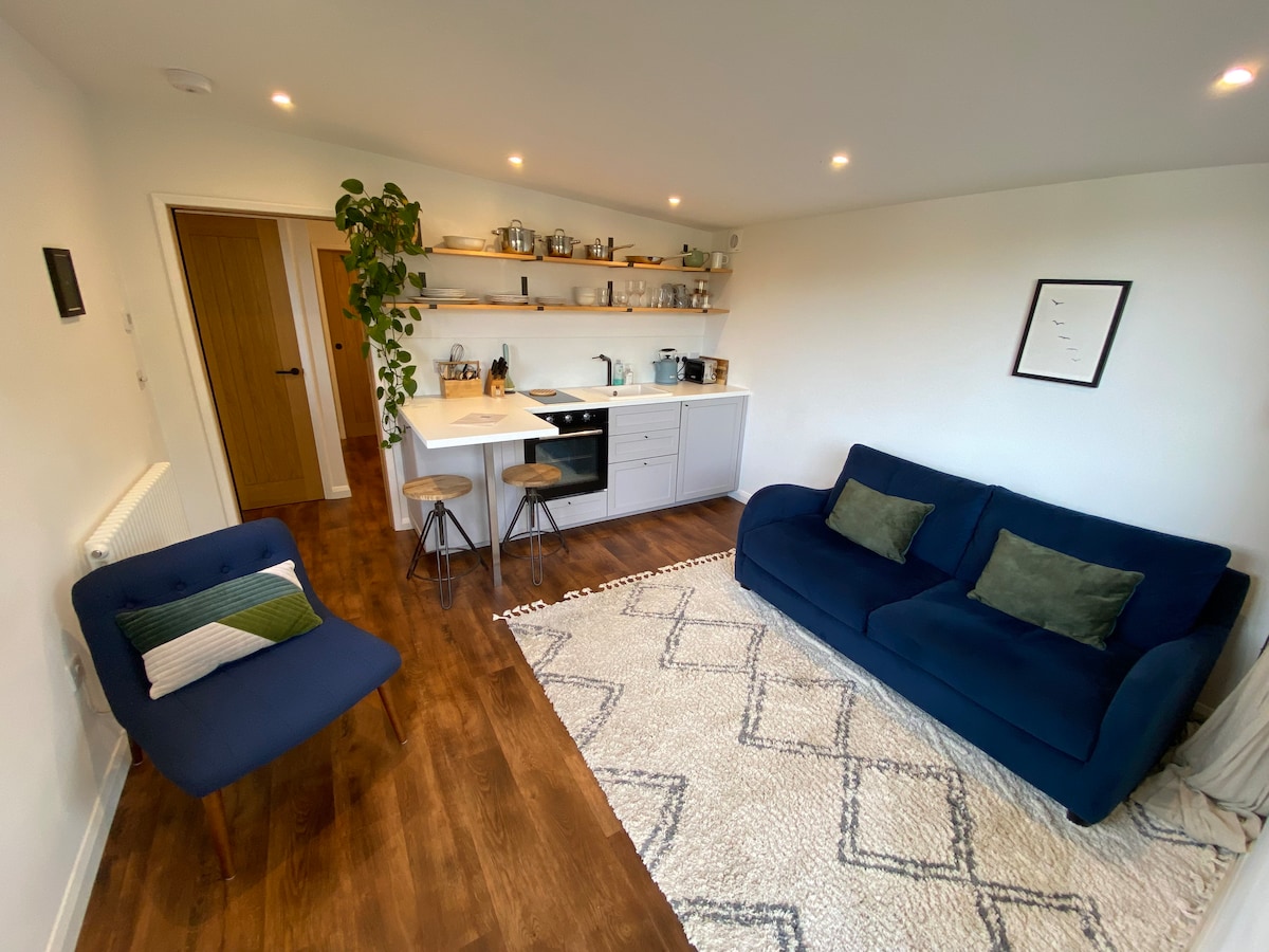 Popular Airbnb listing: Stay in a tranquil setting with rural views in Perranzabuloe