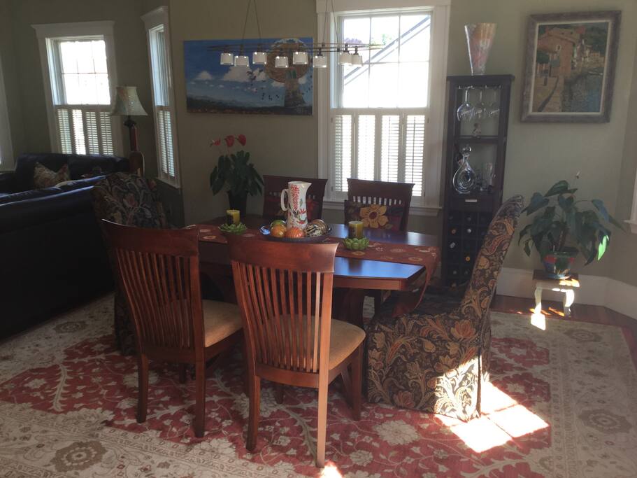 Dining area for entertaining friends, comfortably seats 4-6 people
