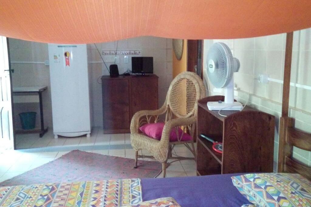 A suite com cama de casal, mosquiteiro, geladeira