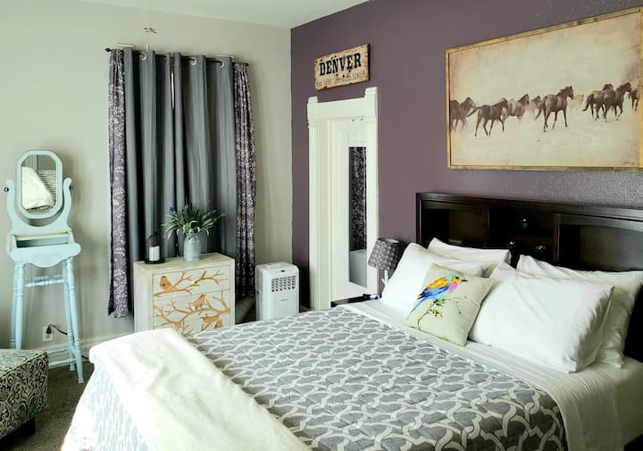 غرفة نوم أولى وسرير بحجم كبير. مع باب متشابك.