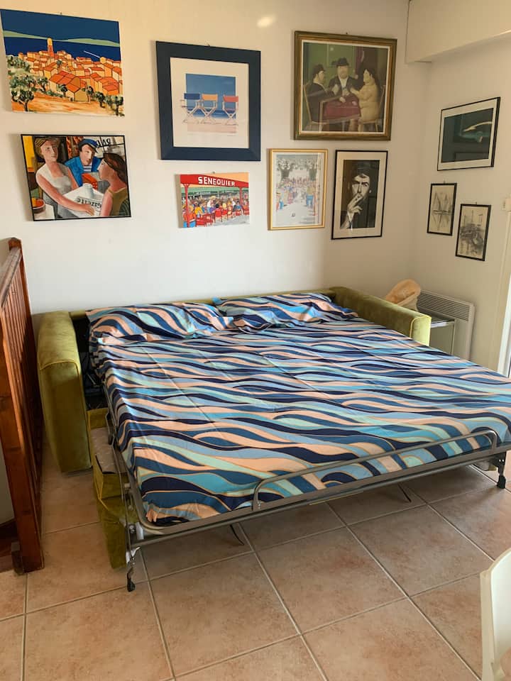 Comfortable sofa bed (160 cm) with easy and quick closing system.