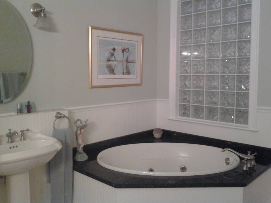 Jacuzzi tub guest