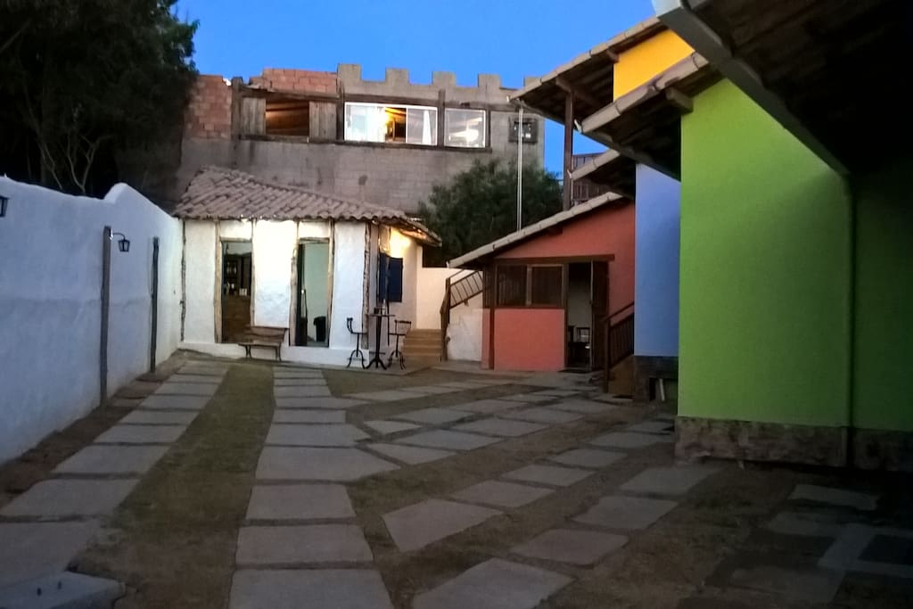 Vista do estacionamento, chalés e loja ao fundo