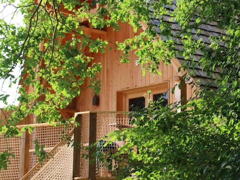 luxury cabin in the village of Guédelon