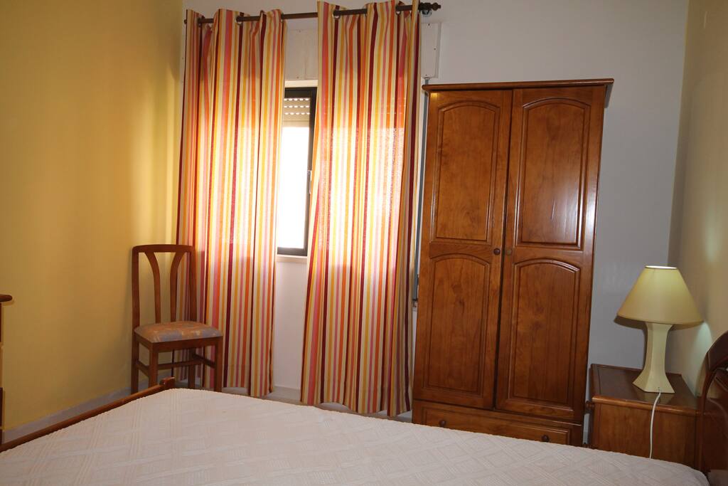 O nosso quarto composto por uma cama de casal, um guarda-fatos de parede e outro exterior. Ainda tem um armário / cómoda de gavetas para tudo ficar acomodado conforme desejar