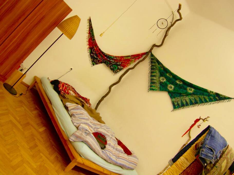 Gemütliche Schlafecke mit Doppelbett.