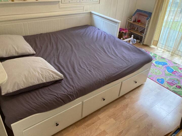 Საძინებელი 1 თეთრეული 160x200. Პირდაპირ შედიხართ ბაღსა და ბატუტზე.