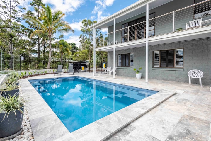 Waterfront Escape •Pool • Sleeps 10 • Boat Parking