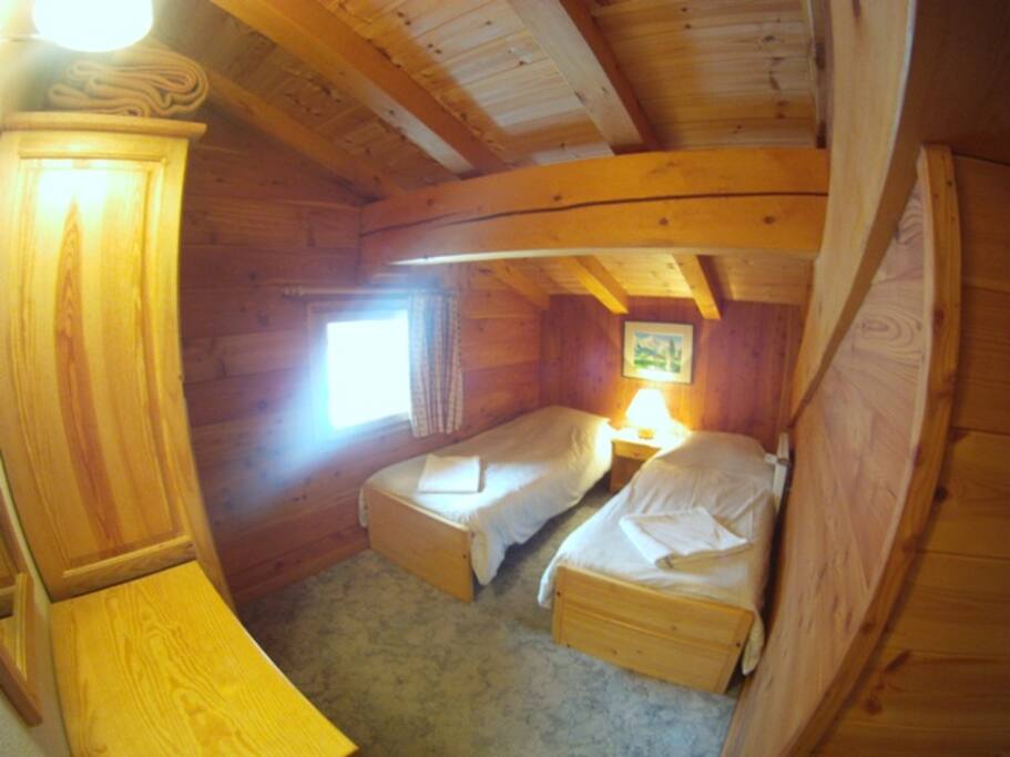 Twin bedroom - middle level