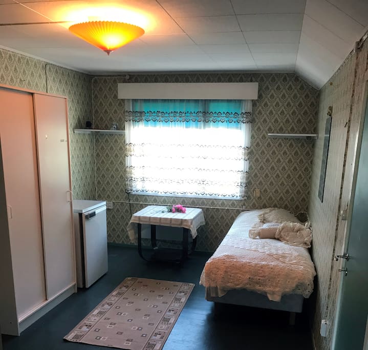 Yläkerran 1 hengen makuuhuone (ks. erillinen vuokrailmoitus)