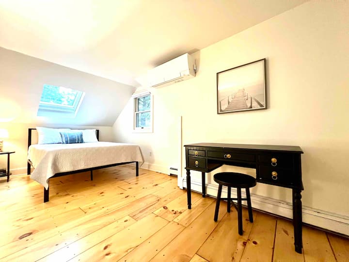 楼上的标准双人床卧室配有梳妆台、凳子和安静的三菱迷你公寓，配有舒适的空调和暖气。 遮光百叶窗会向下拉，以遮挡天窗。 