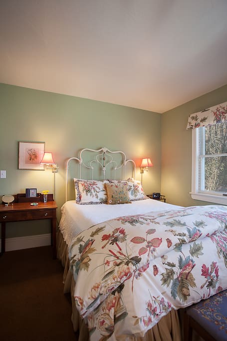 Ground floor room. Comfortable queen and twin beds.