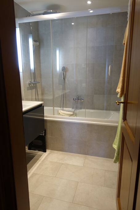 Raindrop shower/tub