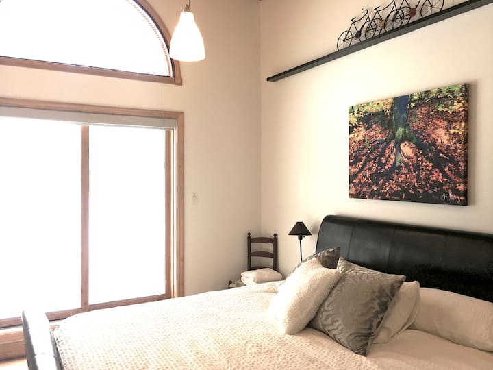 Ridge room με φωτογραφία υψηλής τέχνης και ένα γιγάντιο υπέρδιπλο κρεβάτι...
