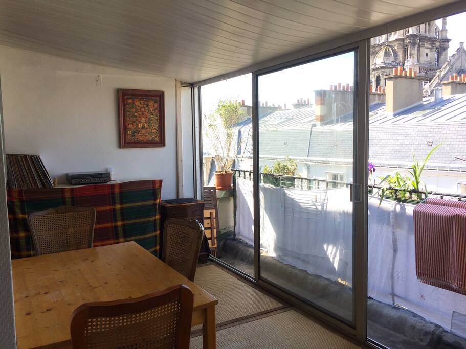 salon / balcony