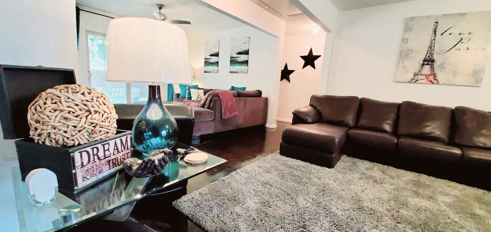 NEWLY Remodeled Sleeps 16/2 Queen,3 Full, 4 Twin