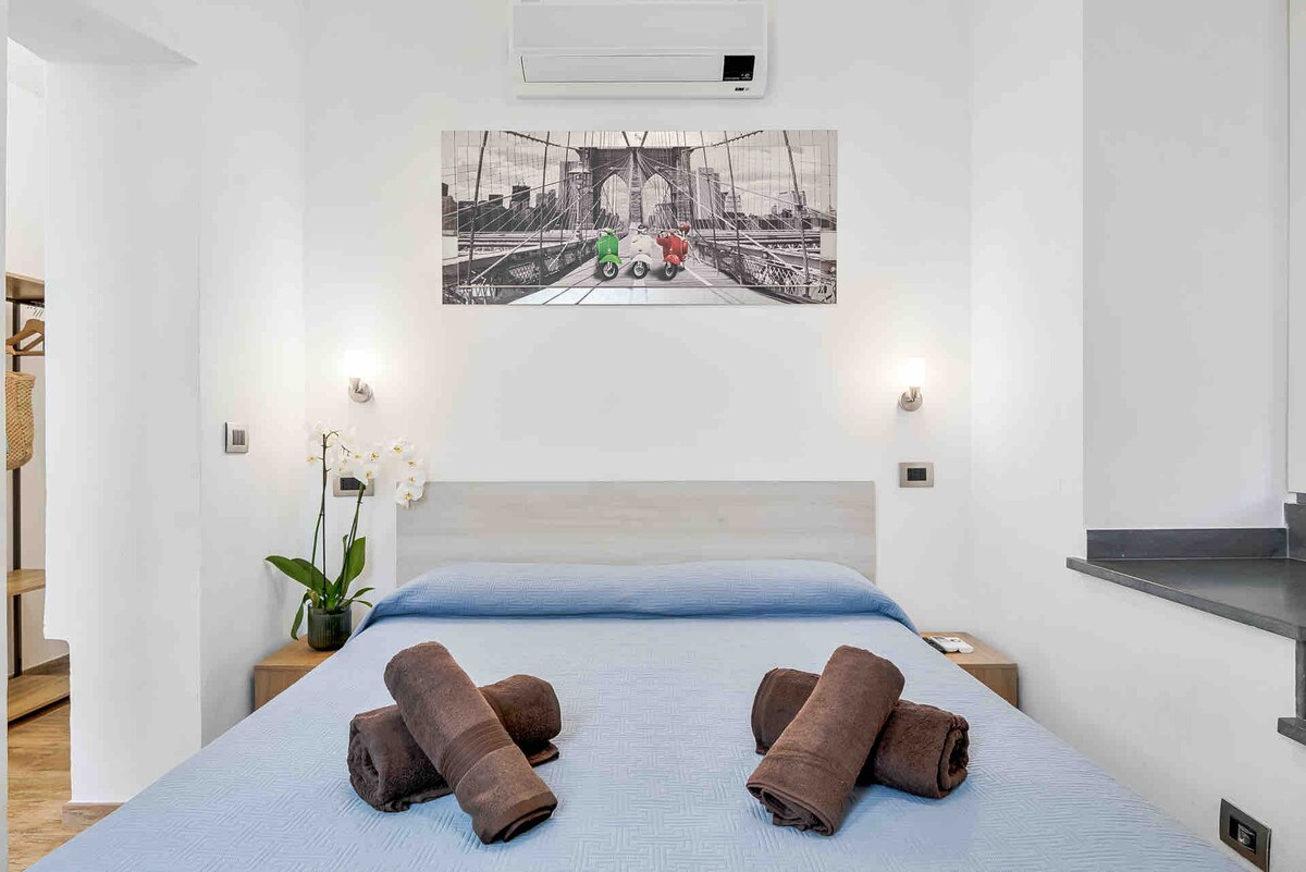 חדר שינה 2. מעוצב וארון בגדים מאחור.