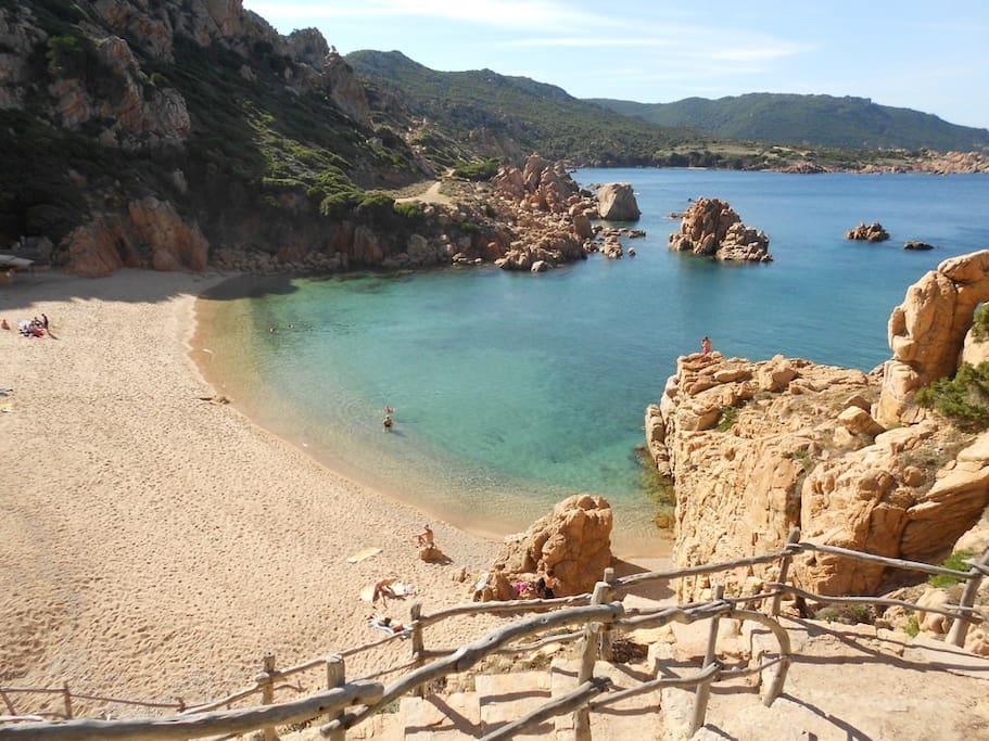 La spiaggia di li Cossi a Costa Paradiso.