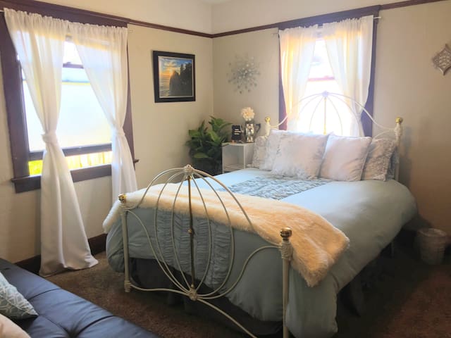 Comfy & Clean Craftsman +Itinerary & Breakfast