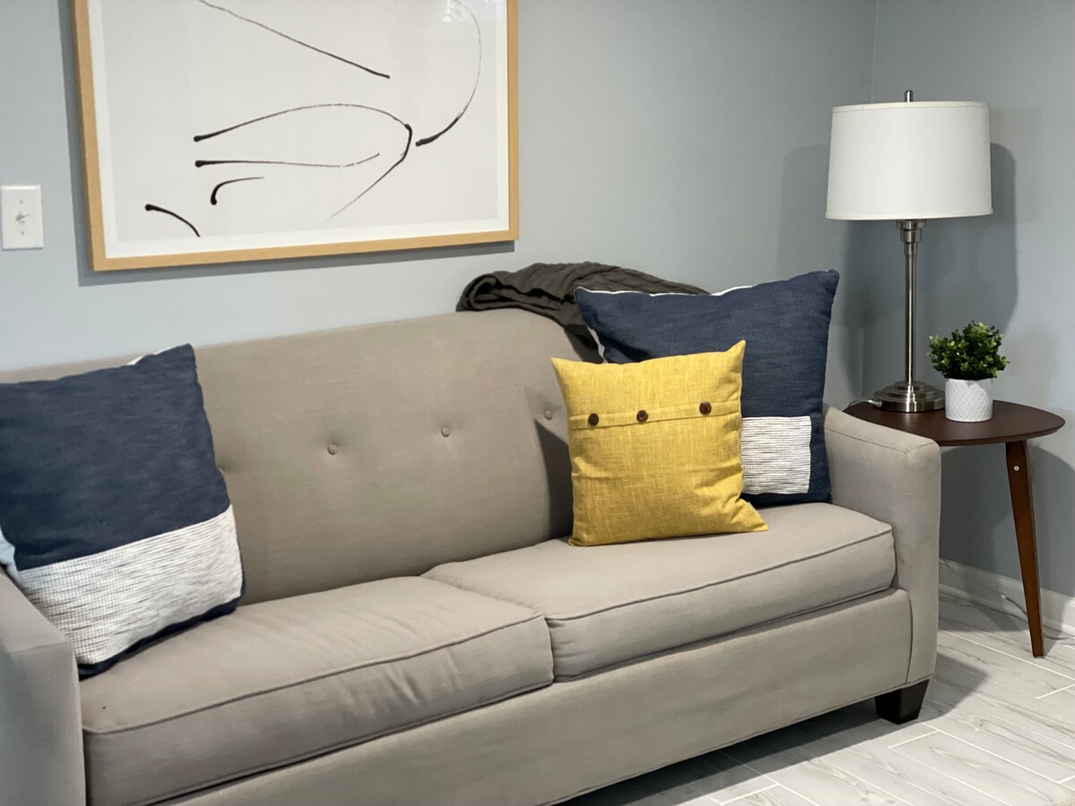 Udoban kauč u dnevnom boravku koji se pretvara u dodatni prostor za spavanje, a na raspolaganju su i vrhunske linije. 