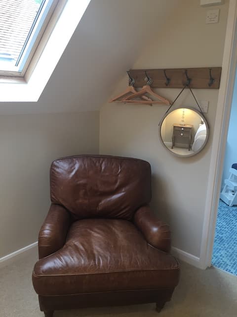 Successful Airbnb property: Private, quiet, cosy annexe short walk to town in Tandridge