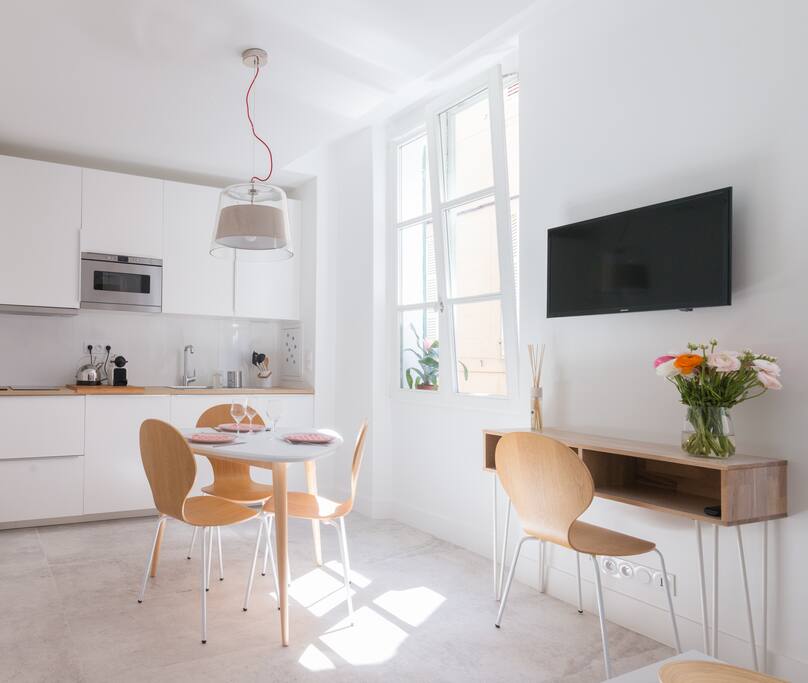 Espace repas / bureau