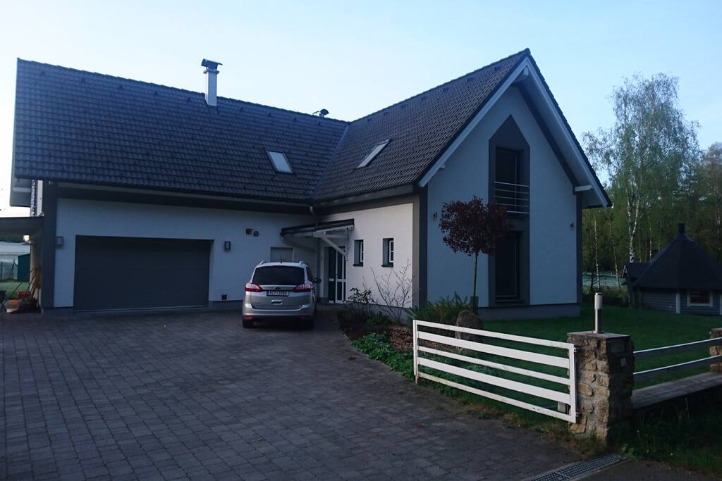 Die Villa Loch No.5 befindet sich direkt im Golfresort Haugschlag, unweit com Clubhouse und Hotel. Das Anwesen besitzt ein angegliedertes Wellness Saunahaus. Herrlicher Ausblick auf den Course Haugschlag und die umliegende Natur. Eigene Zufahrtsstraße