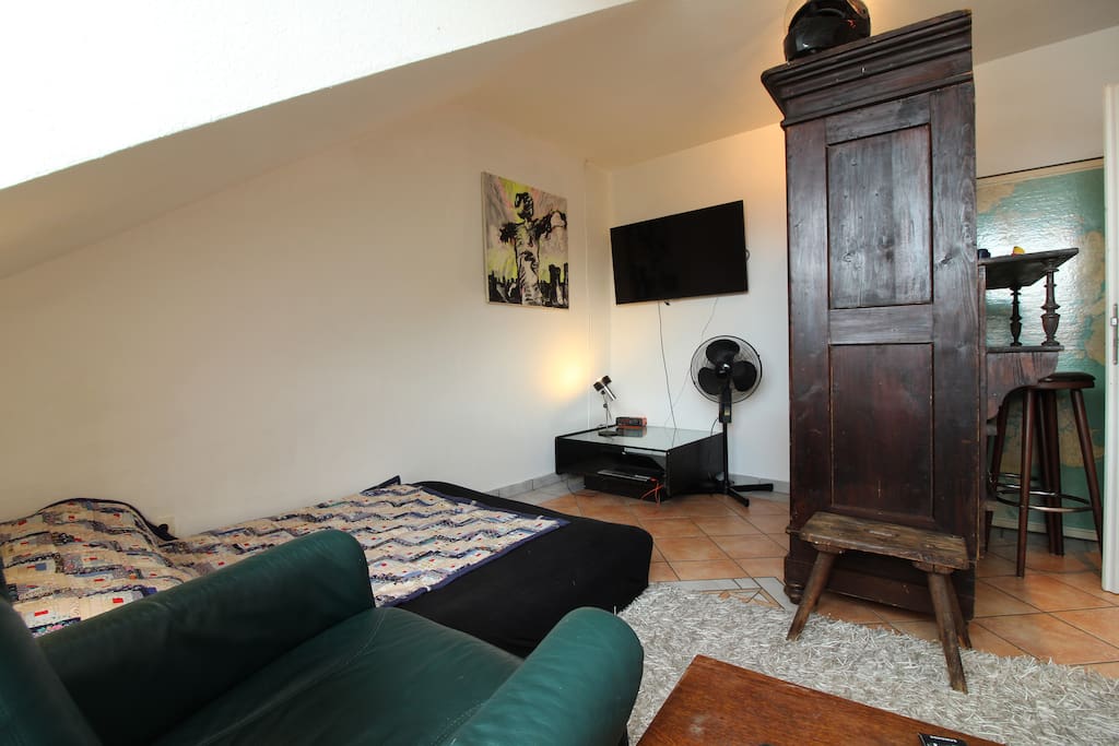 With the big TV you can enjoy the evenings by watching a good film.