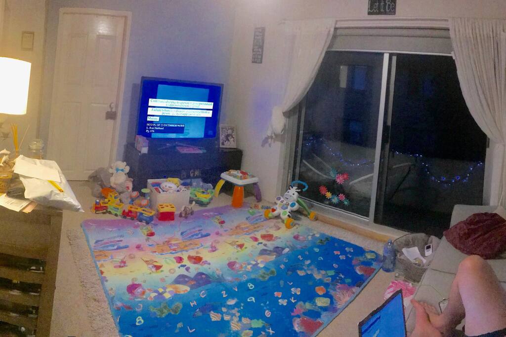 Lounge WITH kids’ toys