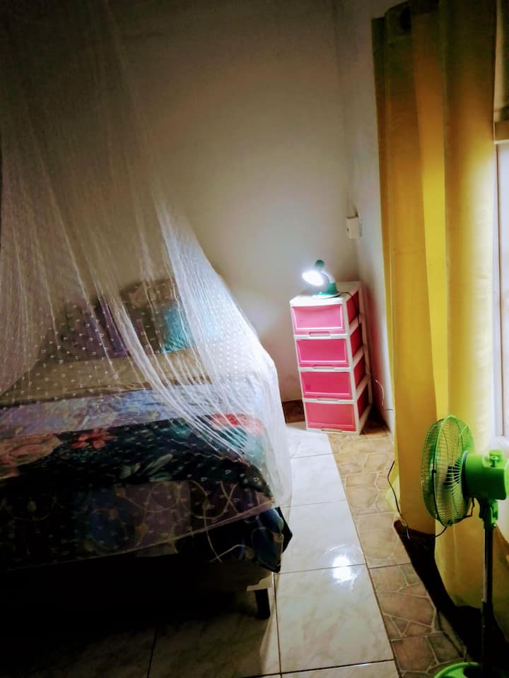 Оваа спална соба има поголема бања со соседна спална соба