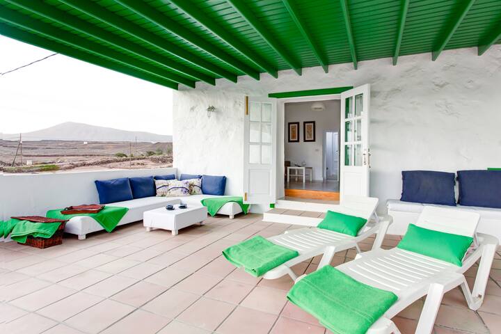 Casa canaria con vistas al mar.