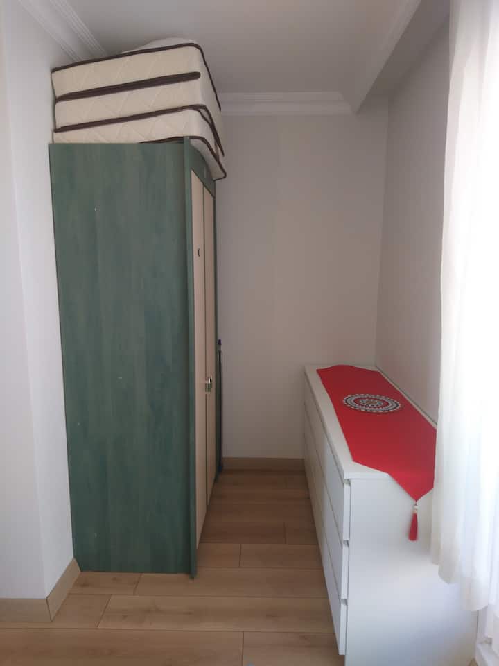 Skriňa, komoda a skladacia posteľ pre jednu osobu