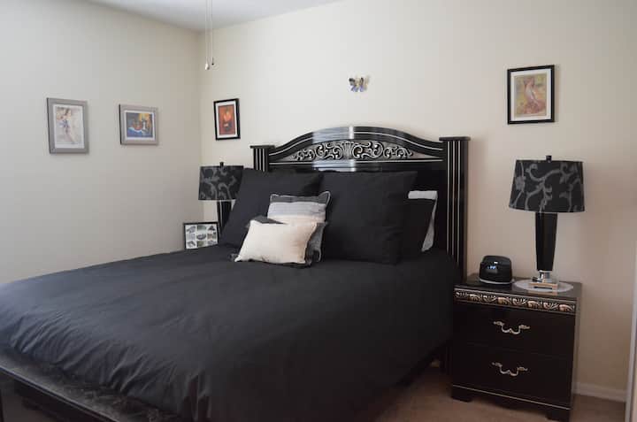 ห้องนอนควีนไซส์ (ผ้าปูที่นอนอาจแตกต่างกันไปในแต่ละรูปเนื่องจากเรามีการเปลี่ยนแปลง)