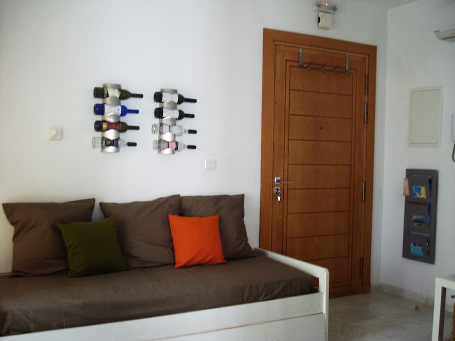 Secondo divano e vista ingresso appartamento