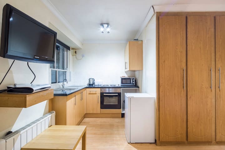 Studio apartment in Chelsea - 10 mins from tube