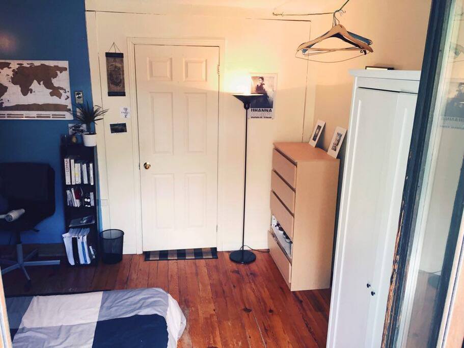 Rangements dans la chambre (penderie).